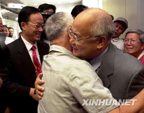 2001年7月18日,何振梁同北京申奥代表团从莫斯科抵达北京。前来接机的体育界元老荣高棠(前右二)与何振梁热烈拥抱。 新华社发