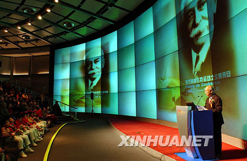 2003年1月1日,何振梁在北京举行的“纪念顾拜旦诞辰140周年――弘扬奥林匹克精神”主题报告会上演讲。 新华社发
