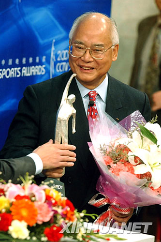 何振梁是我国第一位国际奥委会高级官员。他1981年当选为国际奥委会委员,1985年当选为国际奥委会执行委员会委员,1989年至1993年任国际奥委会副主席,此后又多次当选国际奥委会执委会委员,并担任国际奥委会文化和奥林匹克教育委员会主席。 20多年来,在国际奥委会中,何振梁以其出众的才华和卓著的工作,积极推动奥林匹克运动的发展,努力扩大和提高中国在奥林匹克运动中的影响和地位。特别是在北京申办奥运会的过程中,何振梁凭借其在国际奥委会的地位、威望和影响,凭借他丰富的经验和语言能力,四处奔波,竭尽全力,为北京申办奥运成功作出了杰出贡献。 2002年3月22日,何振梁获得2001年度中国电视体育奖终身成就奖。 新华社发