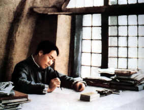 1938年春,毛泽东在延安窑洞撰写《论持久战》