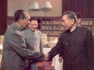 1974年,毛泽东和周恩来在中南海游泳池客厅亲切握手。