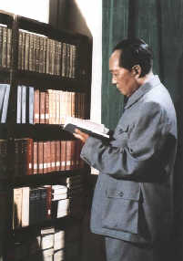 1961年毛泽东在庐山查阅图书