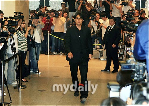 韩国警方举行发布会 公开崔真实自杀案调查结果