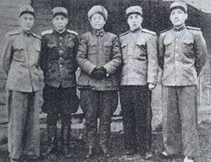 韩先楚副司令员(中)和朝鲜人民军高级将领在前线某地