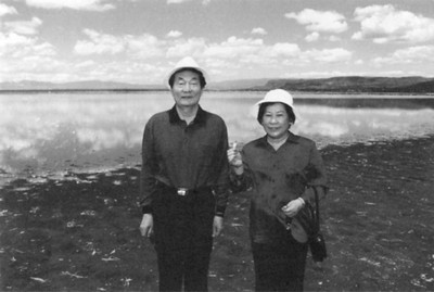 2002年4月25日上午,朱镕基与夫人劳安在肯尼亚参观。