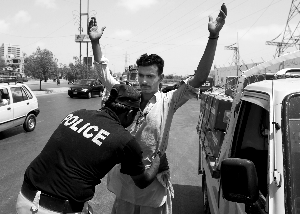 5月2日,拉登被击毙后,安全形势恶化,巴基斯坦警察在美军驻地周边加强警戒。
