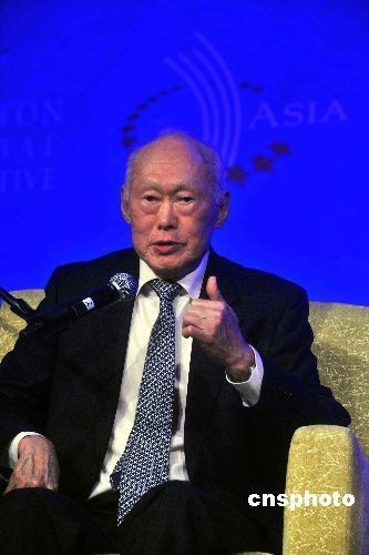 李光耀再次击败西方媒体 纽约时报公开致歉赔偿(图)