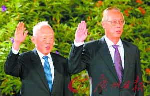 5月14日，新加坡内阁资政李光耀和国务资政吴作栋发表联合声明，宣布他们不会在新一届内阁中担任职位。这是2004年8月12日拍摄的李光耀（左）和吴作栋的资料照片。
