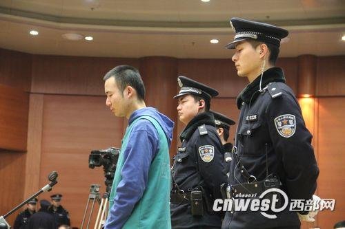 犯罪嫌疑人药家鑫被带上法庭