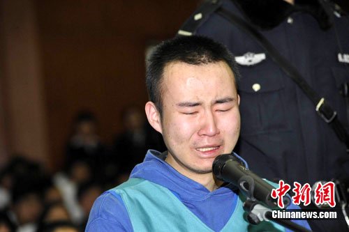 药家鑫撞人杀人案开庭 公诉方认可其自首情节(图)