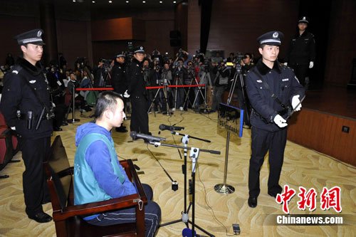 药家鑫撞人杀人案开庭 公诉方认可其自首情节(图)
