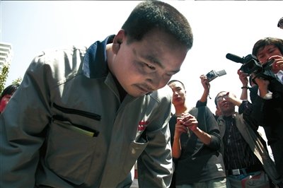 药家鑫一审被判死刑 受害者丈夫庭外鞠躬致谢