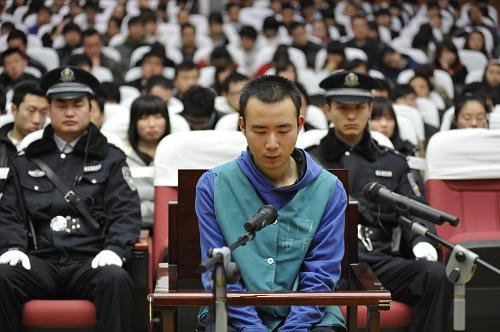 药家鑫撞人后刺死伤者案庭审纪实(组图)