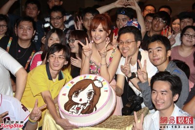安心亚着粉裙庆生 期许32岁结婚生子