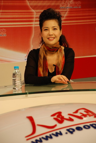 总政歌舞团女高音歌唱家梦鸽在访谈。(记者文松辉摄影)