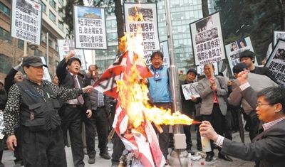 25日,首尔,韩国民众举行集会,抗议日本首相安倍晋三否认侵略历史、袒护内阁大臣参拜靖国神社。 25日,首尔,韩国民众举行集会,抗议日本首相安倍晋三否认侵略历史、袒护内阁大臣参拜靖国神社。