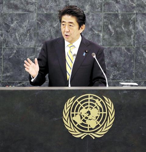 日本首相安倍晋三25日在纽约发表演讲时称，修改宪法解释以解禁集体自卫权的目的是使
日本变成“为世界和平与稳定更积极做出贡献的国家”。图为26日安倍在联合国演讲。