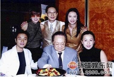 曝娱乐圈黑老大向华强睡遍所有女星,刘嘉玲、温碧霞、吴雪雯、李嘉欣、蔡少芬众女星躺枪。盘点被富豪践踏过的玉女明星。范冰冰16岁时传被富商包养;李嘉欣成香港最有名的狐狸精。