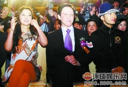 曝娱乐圈黑老大向华强睡遍所有女星,刘嘉玲、温碧霞、吴雪雯、李嘉欣、蔡少芬众女星躺枪。盘点被富豪践踏过的玉女明星。范冰冰16岁时传被富商包养;李嘉欣成香港最有名的狐狸精。