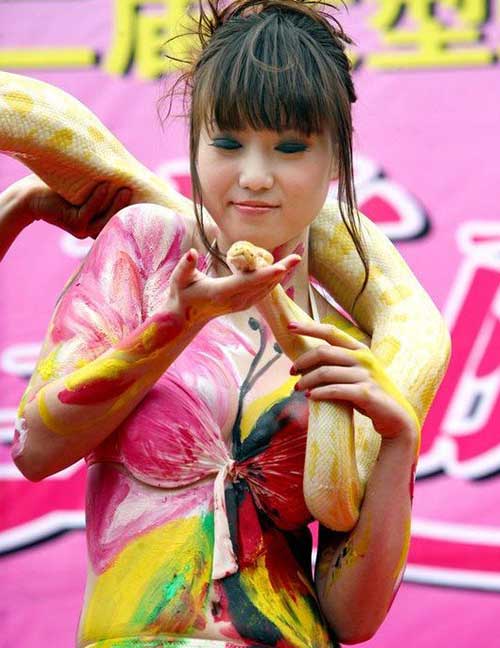 张筱雨人体艺术图片之人体彩绘与黄金大蟒同台献艺