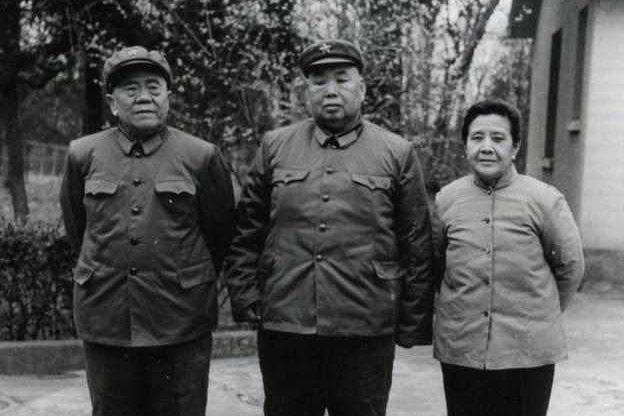 他是许世友帐下第一虎将,许晚年时,他像儿子一样养老送终