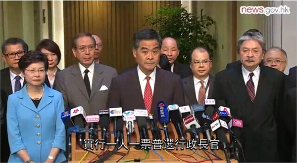 全国人大常委会副秘书长李飞、常委会法制工作委员会副主任张荣顺、港澳办副主任冯巍,早上在香港国际机场亚洲博览馆出席政制简介会,介绍8月31日人大常委会有关政改的决定。有团体挥动国旗和区旗支持人大常委会决定,也有少数反对派人士赴现场捣乱。