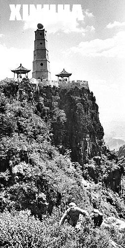 为永远纪念“狼牙山五壮士”,特在狼牙山顶峰棋盘陀上修建了一座雄伟的纪念塔。