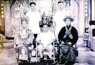 1957年巴金(中)在摄制现场与《家》摄制组人员合影。后排右起为导演陈西禾,前排右一是主要演员孙道临(饰觉新),左一为张瑞芳(饰瑞珏)。